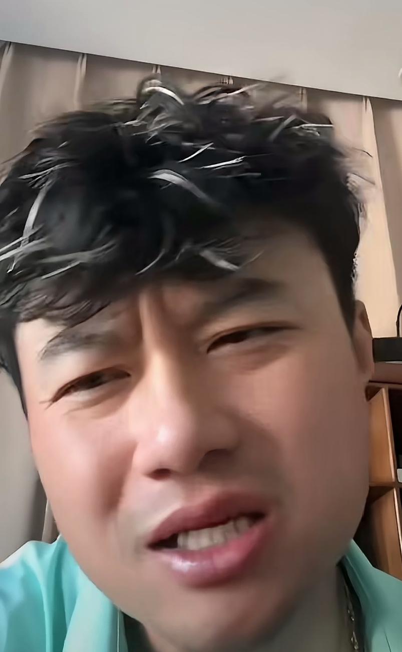 申花名宿也看不下去了！他认为一个小孩喜欢踢过五大联赛的球员，穿着他的球衣来看比赛