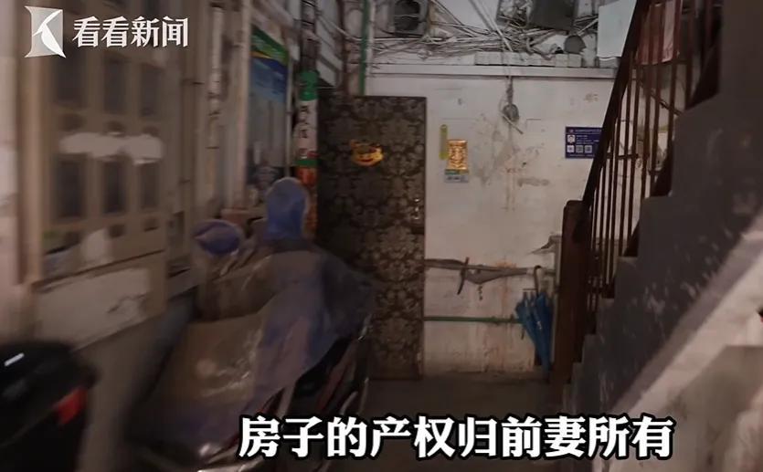 谁是谁非？上海一名78岁的老人，在大润发的员工通道住了10年，但他不是没钱，而是