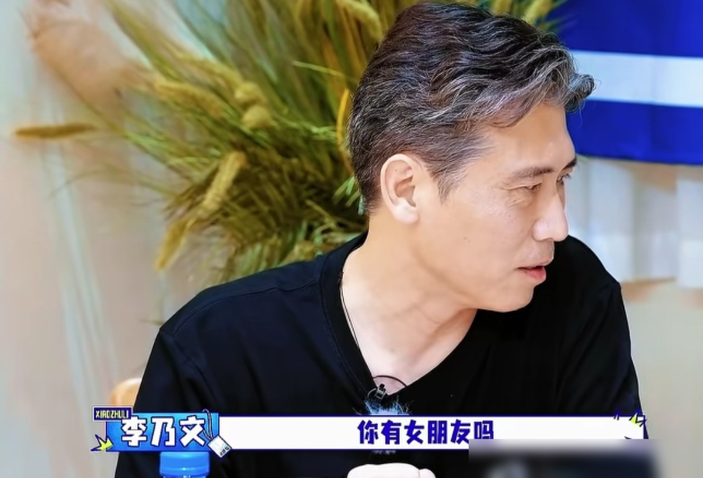 胡军一句话，戳破了中年男人的社交真相。饭桌上，51岁的李乃文突然问20多岁的陈哲远，你吃这么干净，是