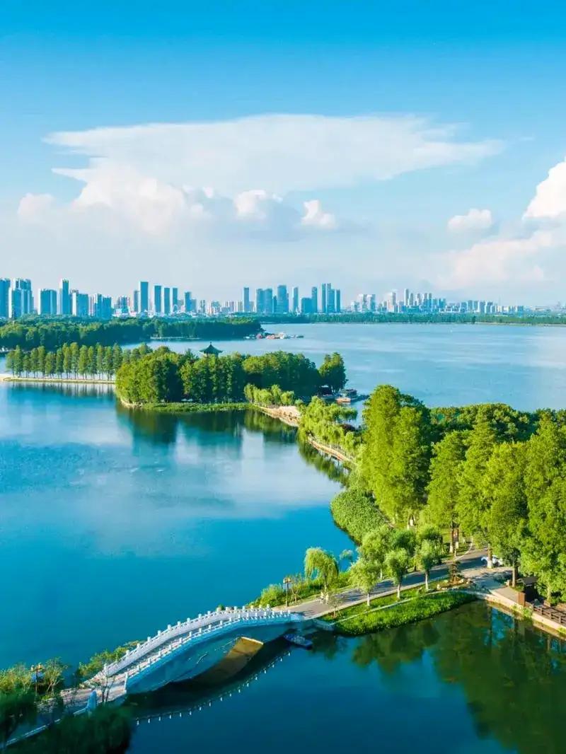 不管你信不信，这就是事实！2025年中国十大旅游热门城市排名：1：北京2：