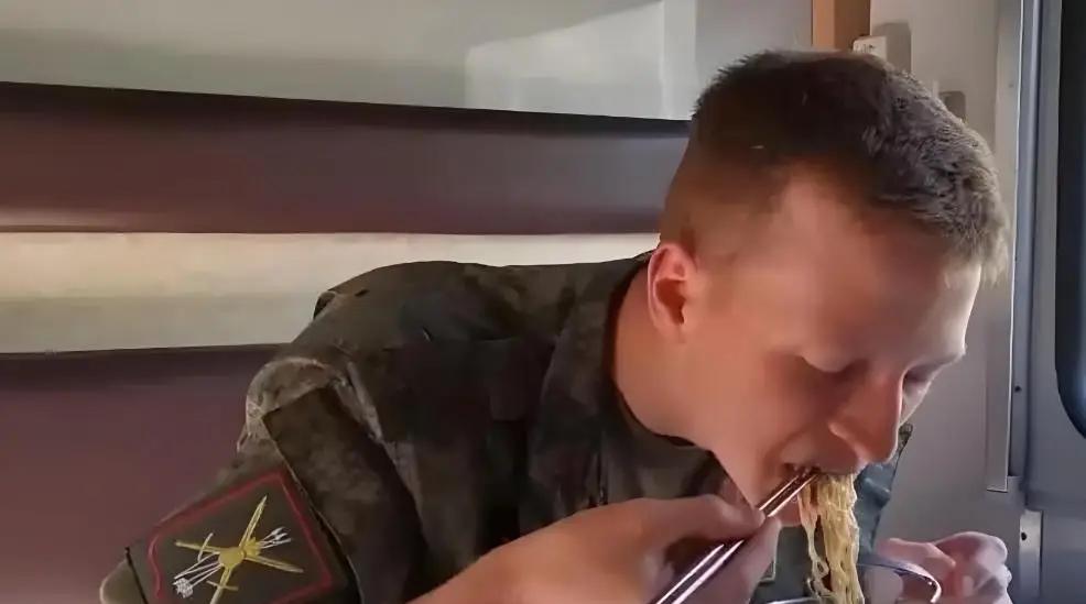 中国泡面辣哭俄军？5万箱军粮退货背后藏着跨国生意密钥