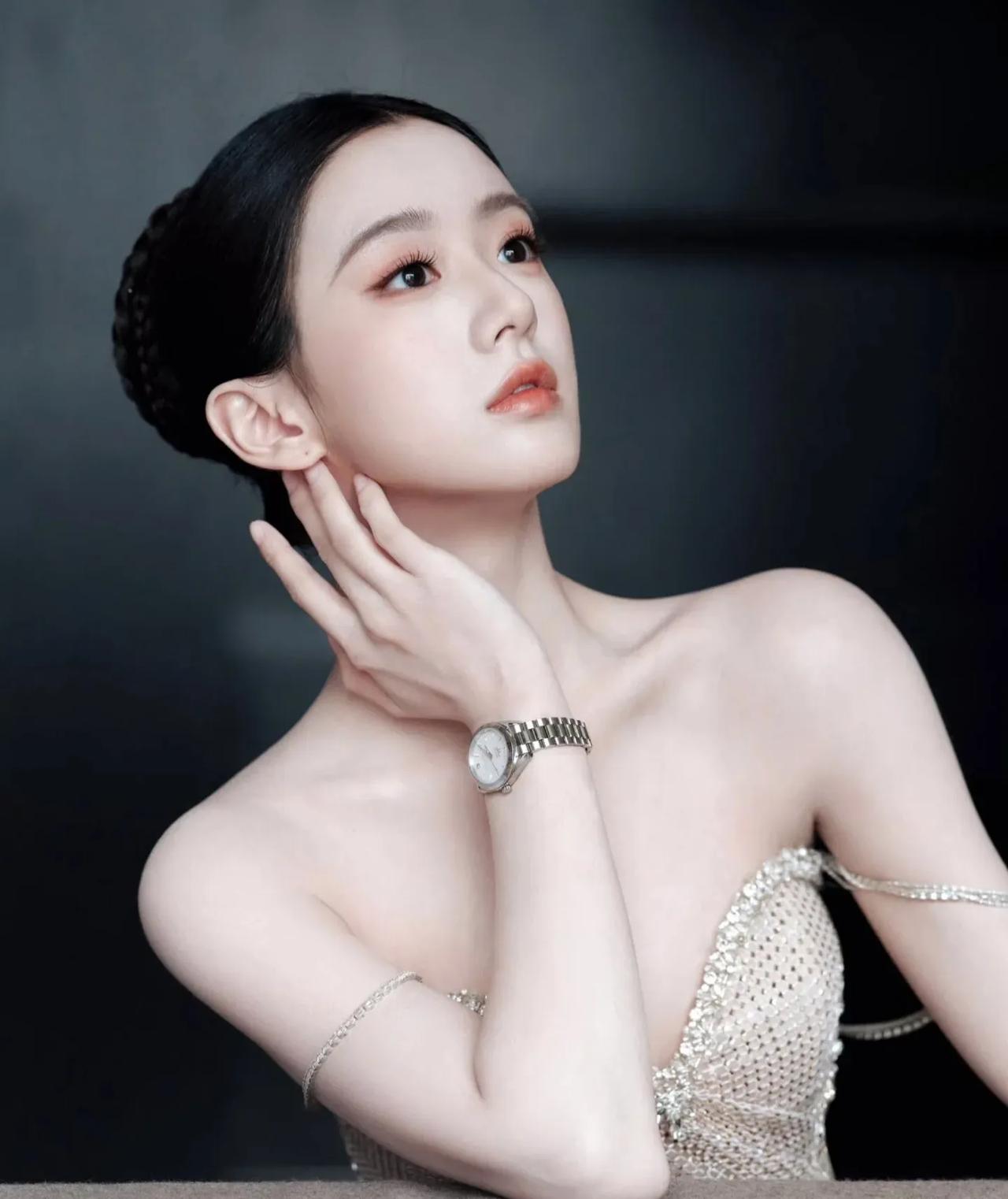 包上恩这小妮子不简单，老厉害了！包上恩，是艺名，取”包持热爱，感恩向上”的意