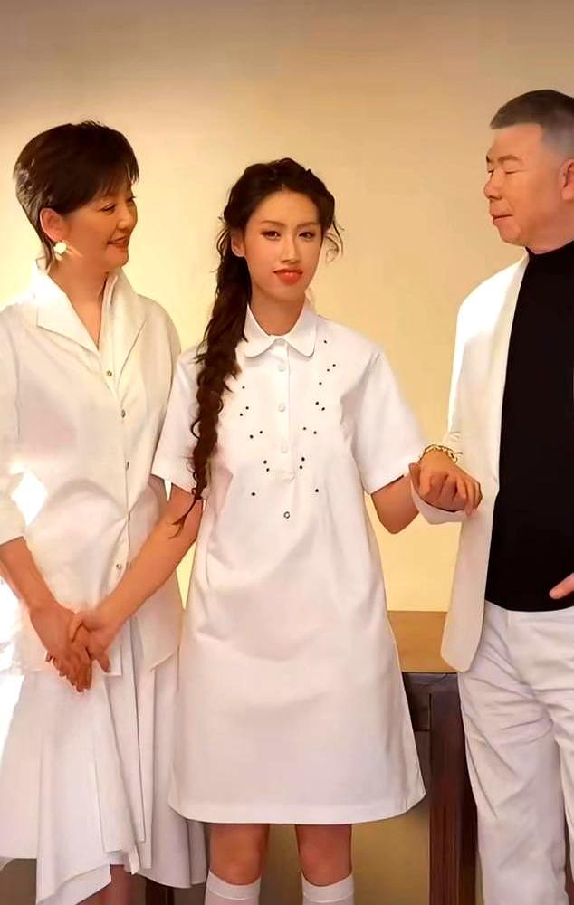 养了20年，养女的嘴，竟然和冯小刚一模一样了。冯小刚徐帆本想秀个全家福，结