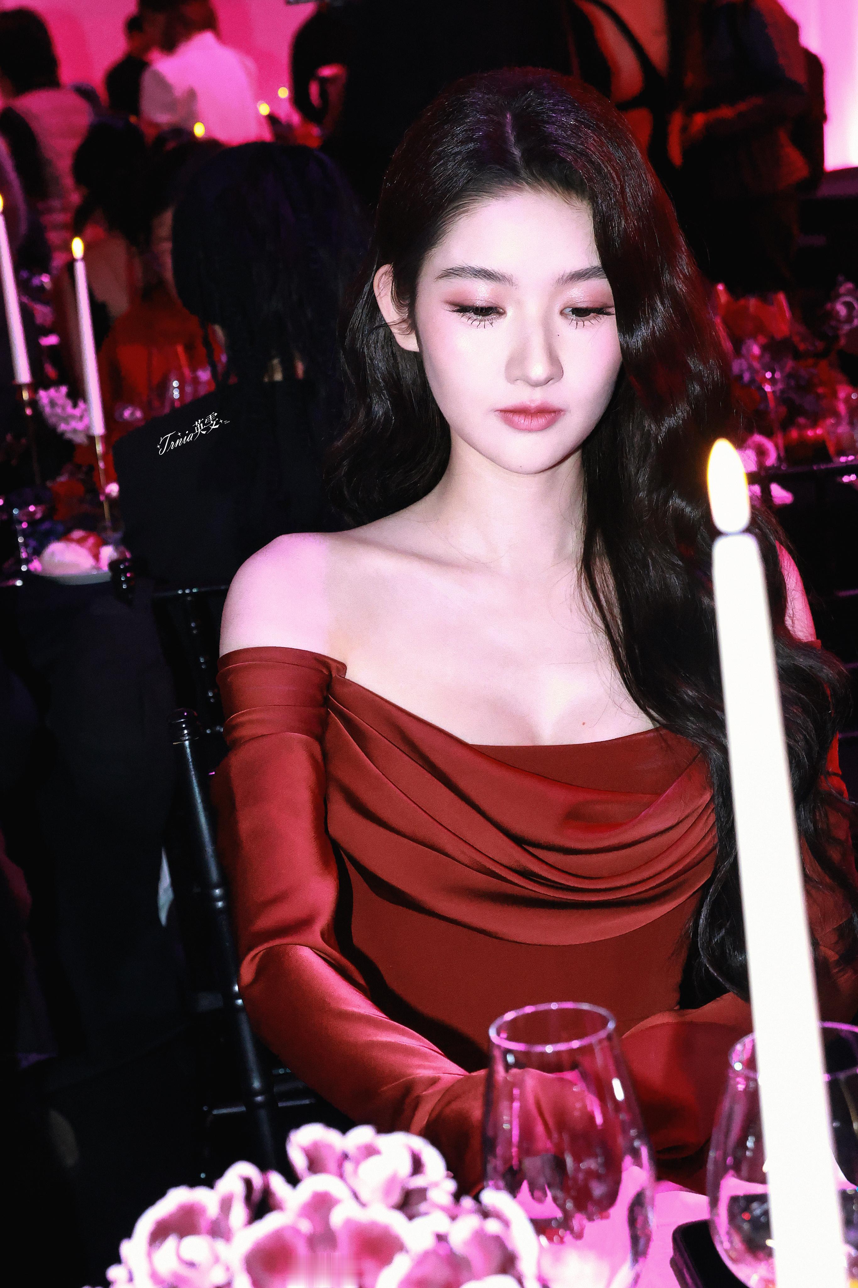 王玉雯这次下车神图有了王玉雯芭莎活动现场饭拍，太明艳了王姐🌹