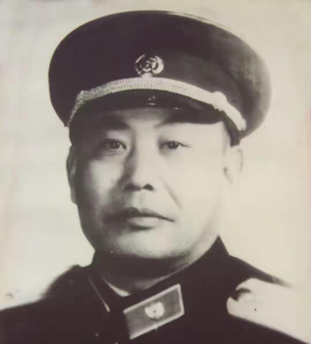 他是最后一位晋升的开国将军，1965年升少将，曾经负责开国大典警卫工作，全面负责