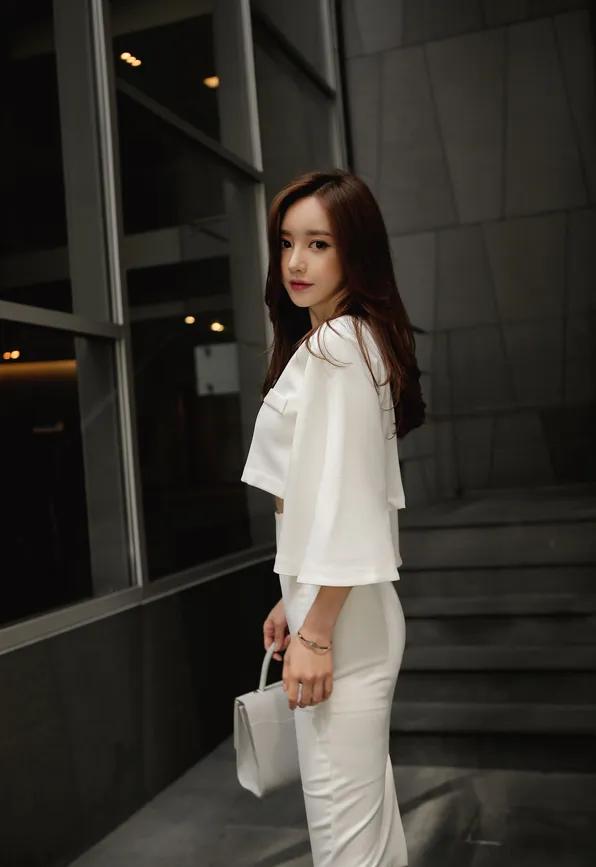 四十岁左右的女人最大的魅力是什么职场穿搭怎样更显女人味?如何穿着显身材？如何