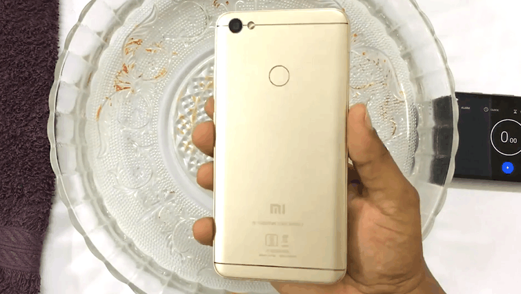 红米5 Plus与iPhone X防水测试比拼