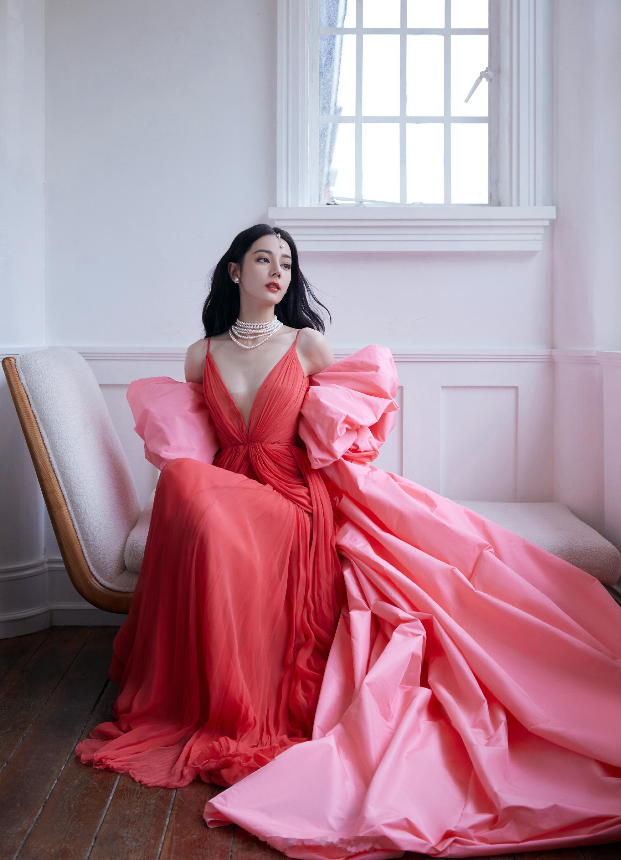 迪丽热巴复古名伶粉色吊带裙