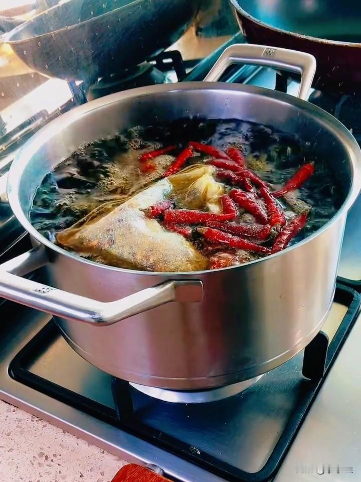 后厨干了四十年老师傅掏实话！卤味能不能好吃，不靠名贵香料！这6样缺一不可，9成普