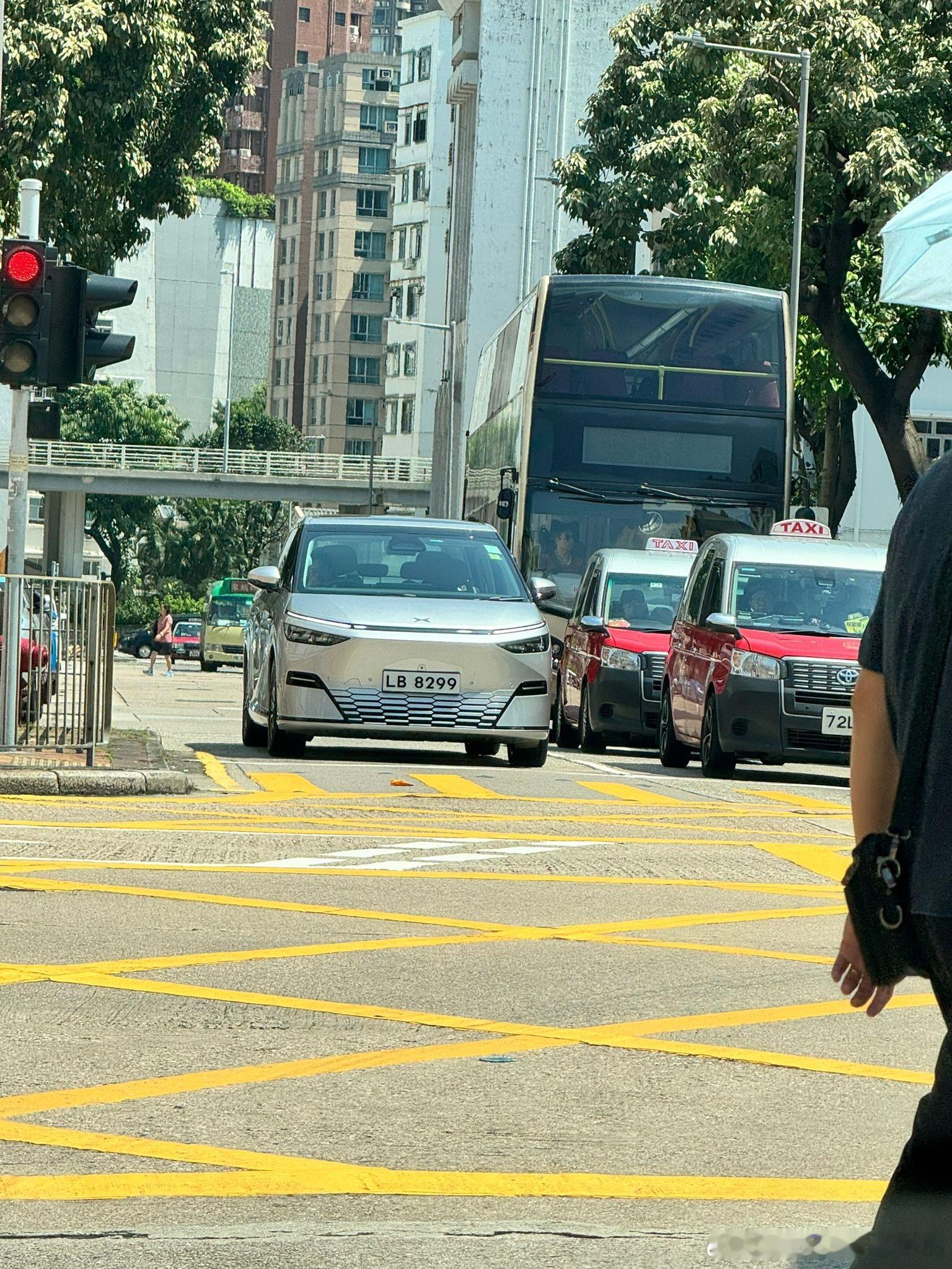 最近半年去香港去的比较多，可以说一路见证小鹏X9在香港的能见度越来越高，发几