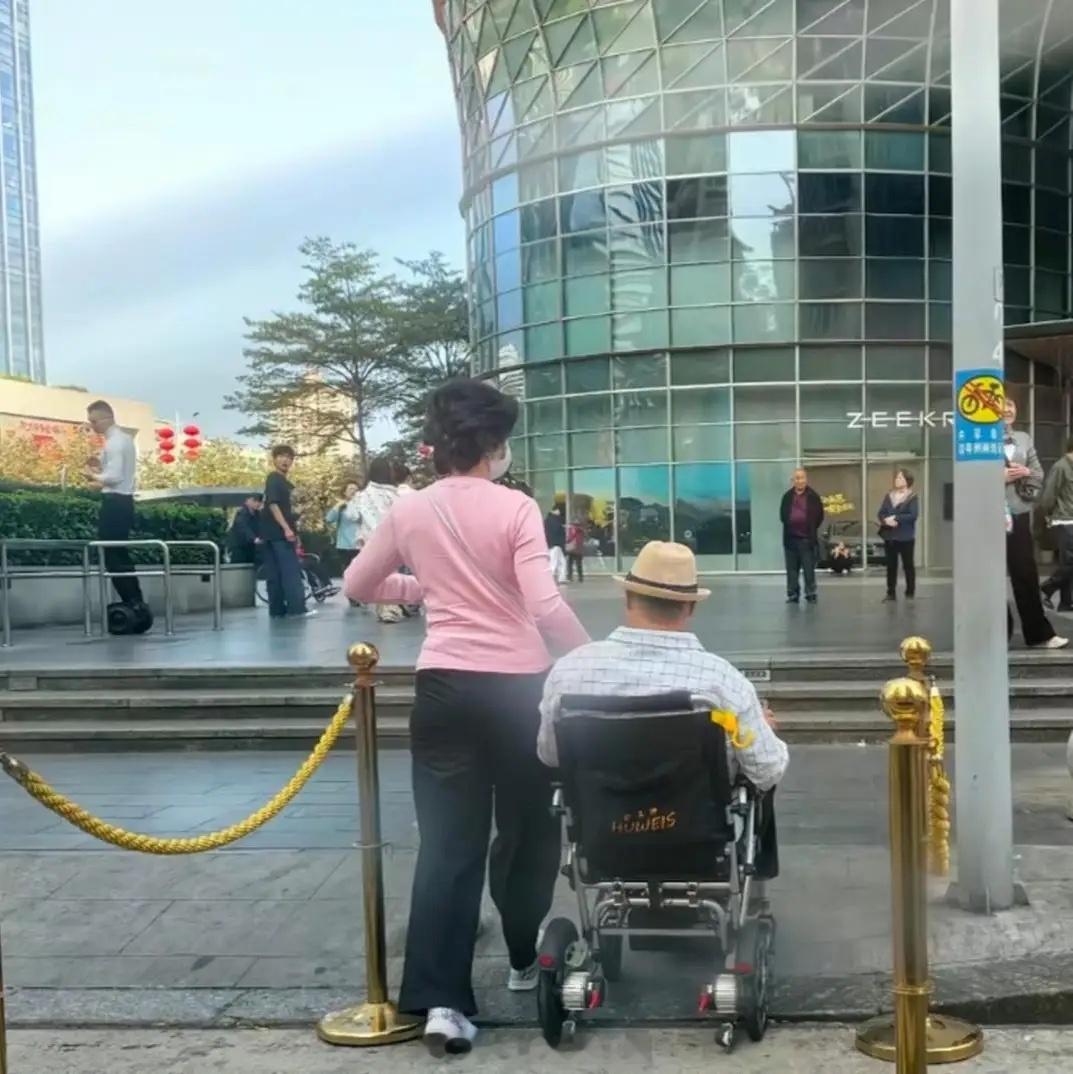 76岁洪金宝和老婆高丽虹来深圳大儿子家过年，夫妻俩一起出现在街头，洪金宝身材矮胖