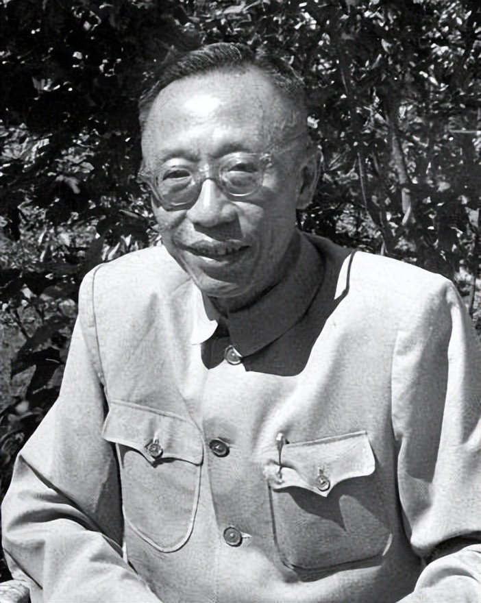 1950年，正在接受改造的溥仪听到中国出兵支援朝鲜，突然撕开棉衣，取出一物件说：