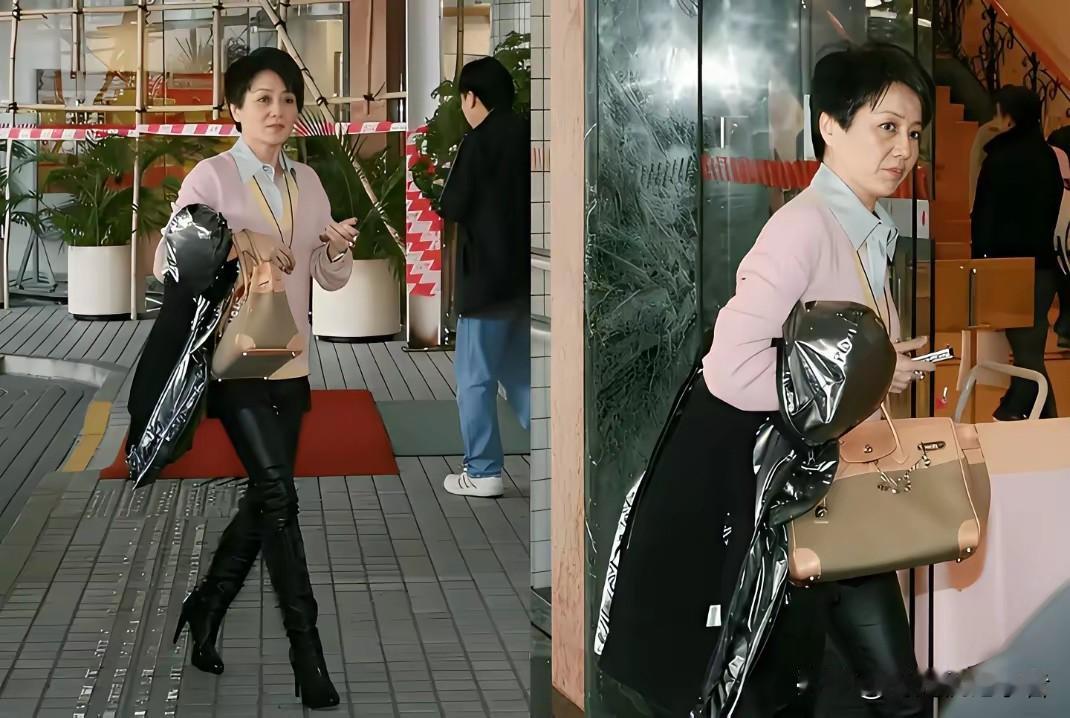 何鸿燊四太太一看年轻时候就很雷厉风行，给赌王生了五个孩子，没有因为生育和怀孕耽误