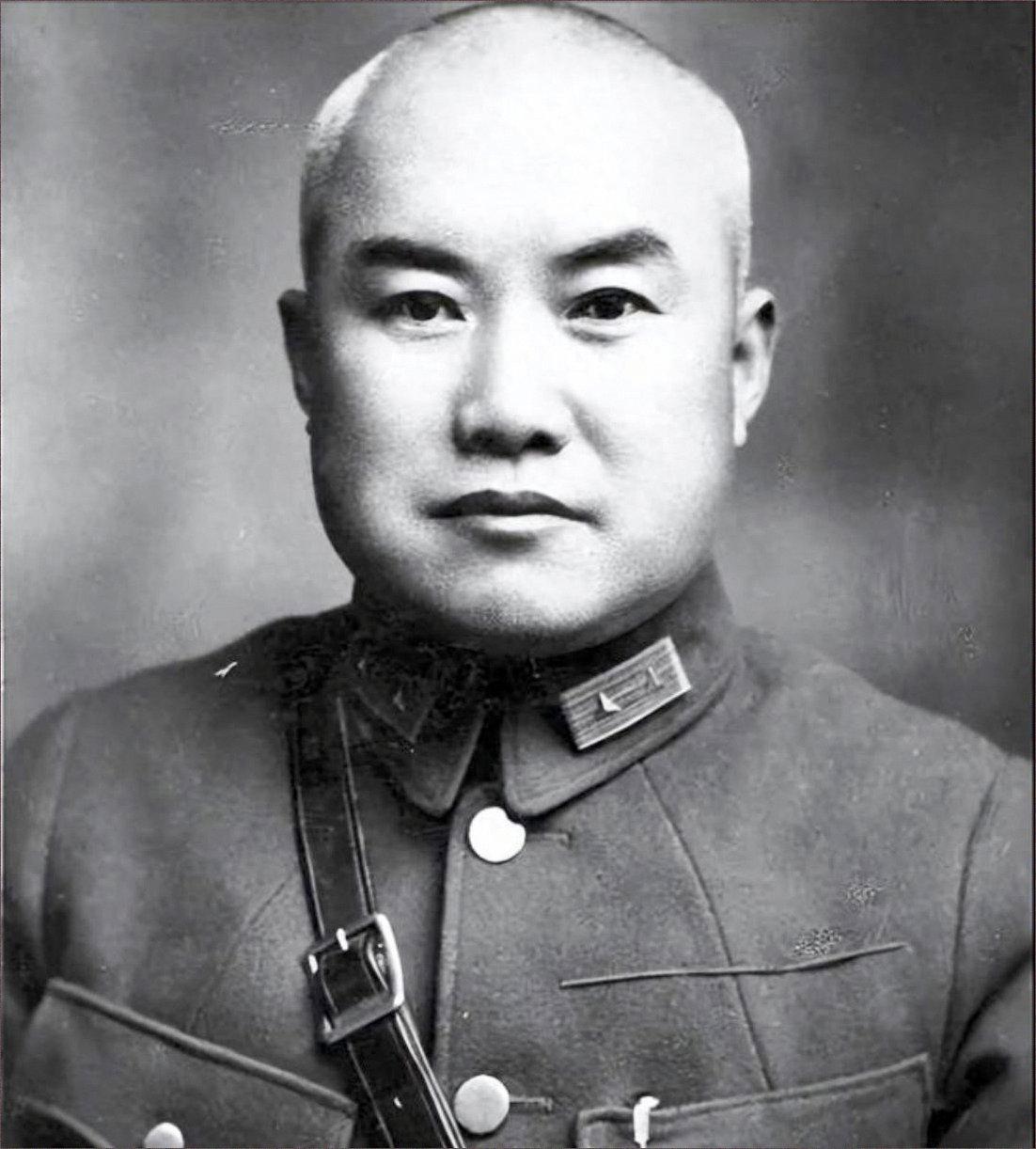 1948年，沈阳城被解放军团团包围，一名国民党高级将领的女儿冒险进城，只为劝父亲