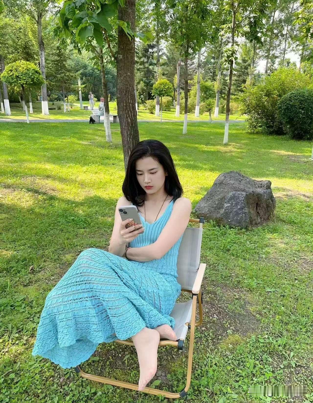 天蓝色的衣服坐在绿色草地上很是舒服。浅绿色长裙穿搭