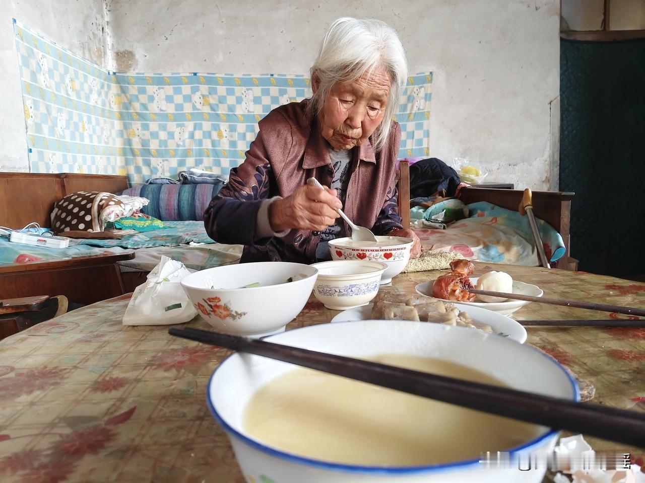 伺候百岁的奶奶，今天进入第五天，我的任务今天也将完成。每日做好三餐，陪伴奶奶到大
