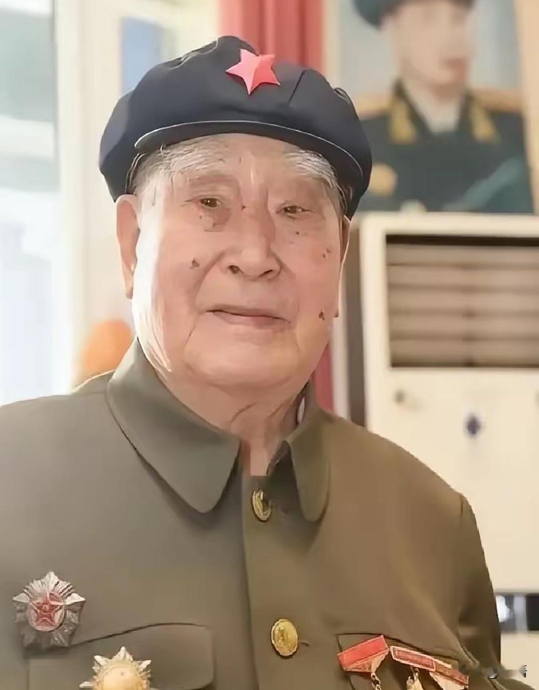 刺刀即将落下！八路军政委一句话震醒良知，两个伪军含泪收手救人1943年，八