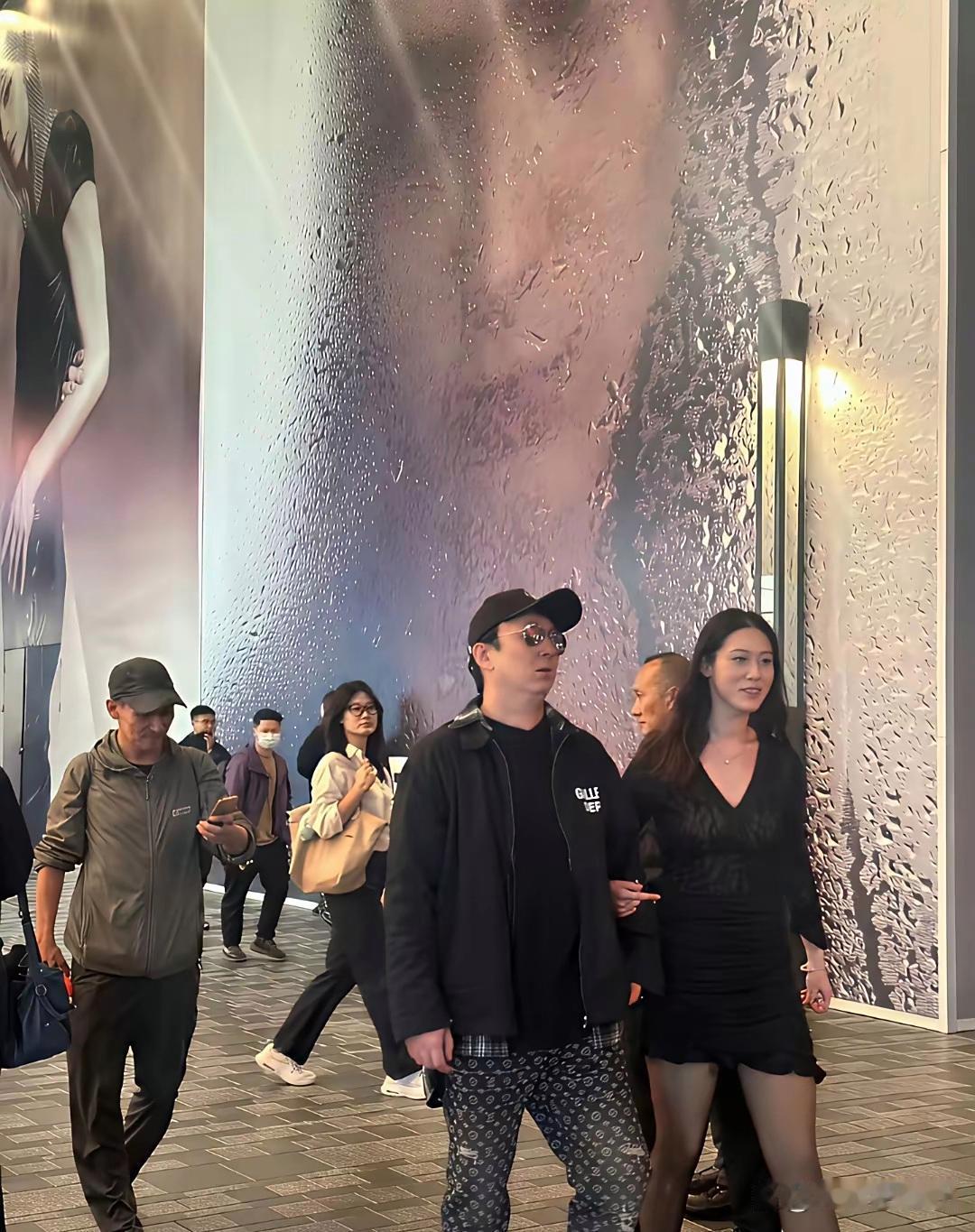 不得不说，从身边的女伴看出，王思聪这消费降级有点严重啊​​​