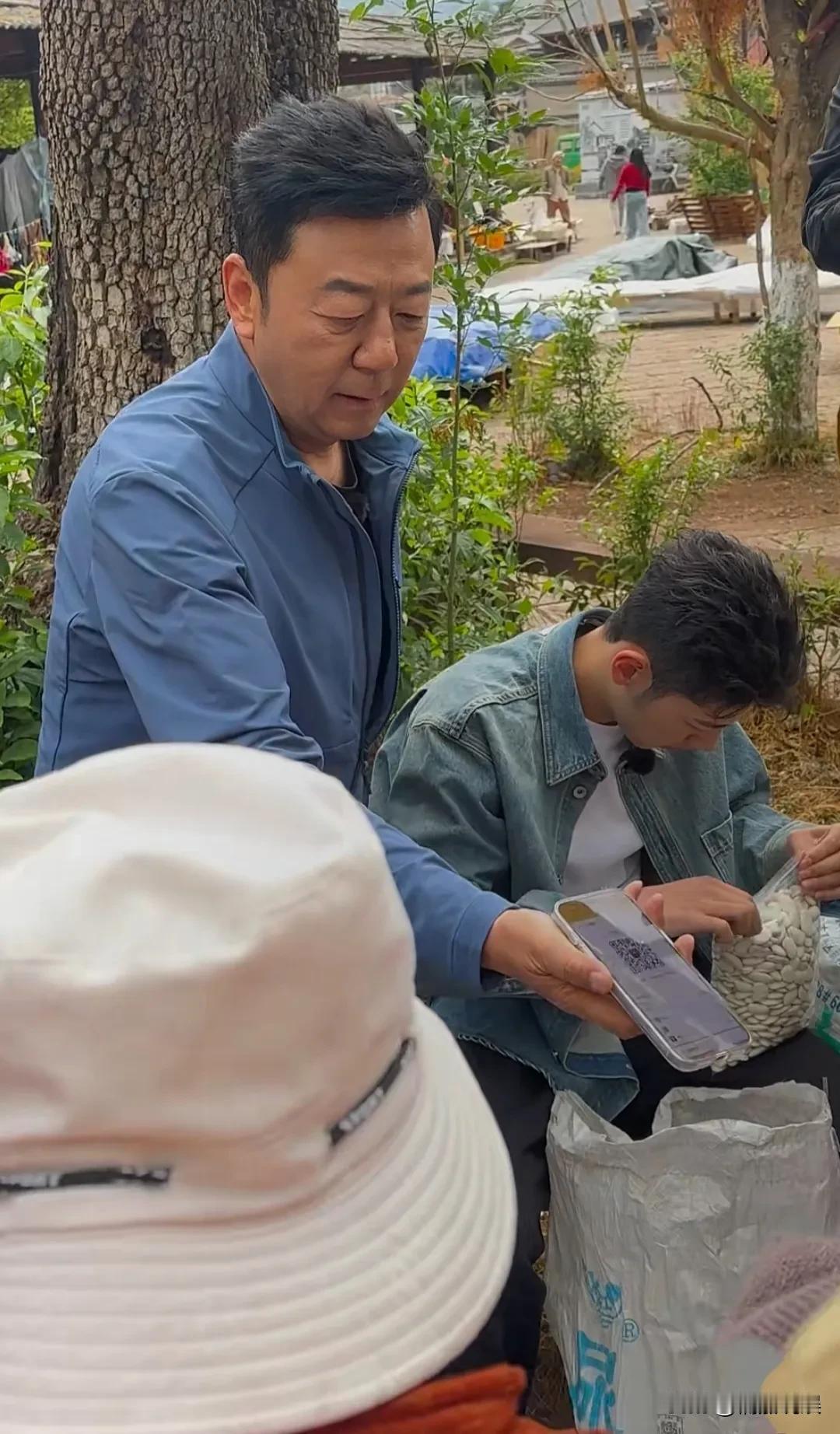 郭涛带着儿子石头在云南的沙溪古镇做助农活动，他儿子太有明星范了，高大帅气，很阳光
