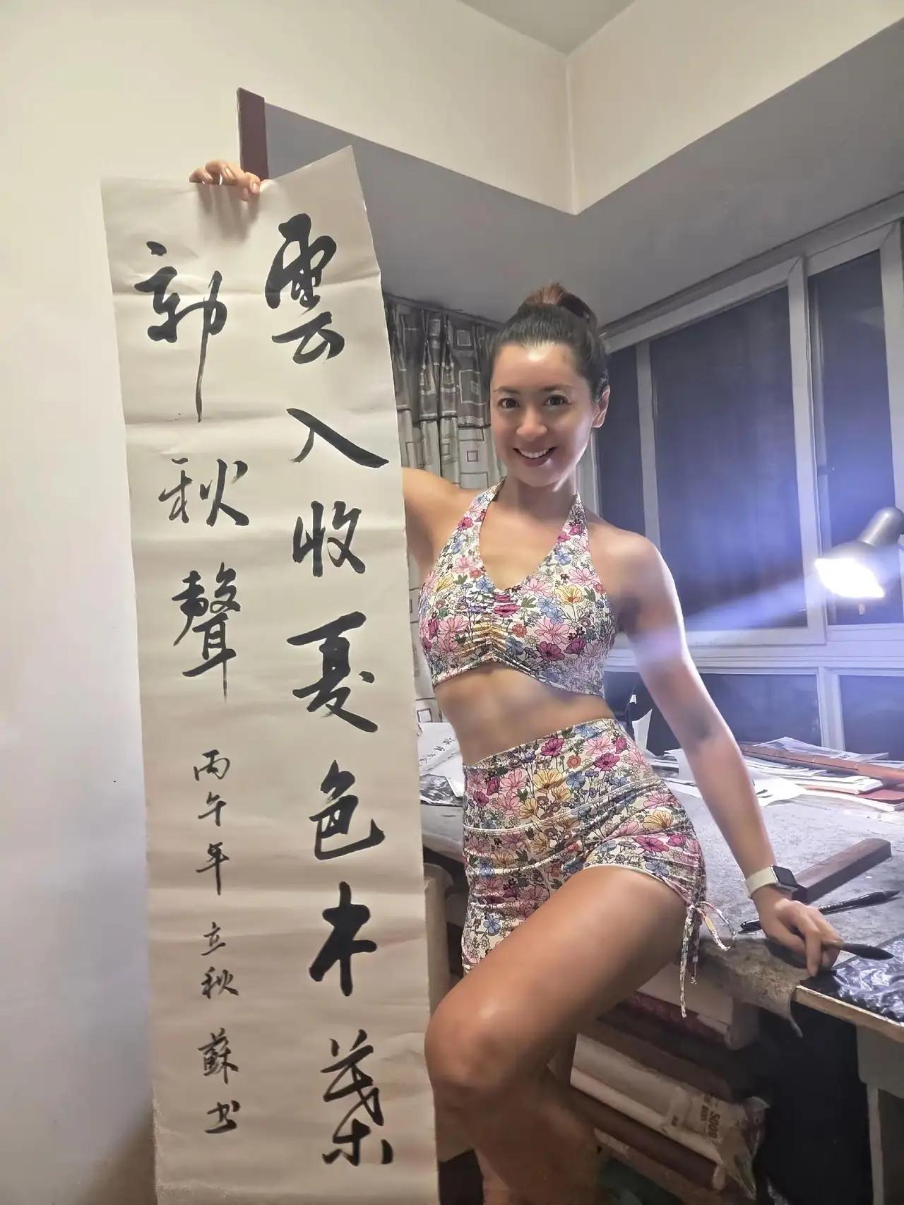 字写的很丑，姿势摆的很美，这字敢拿出来秀也是一种勇气！应该值得点赞！