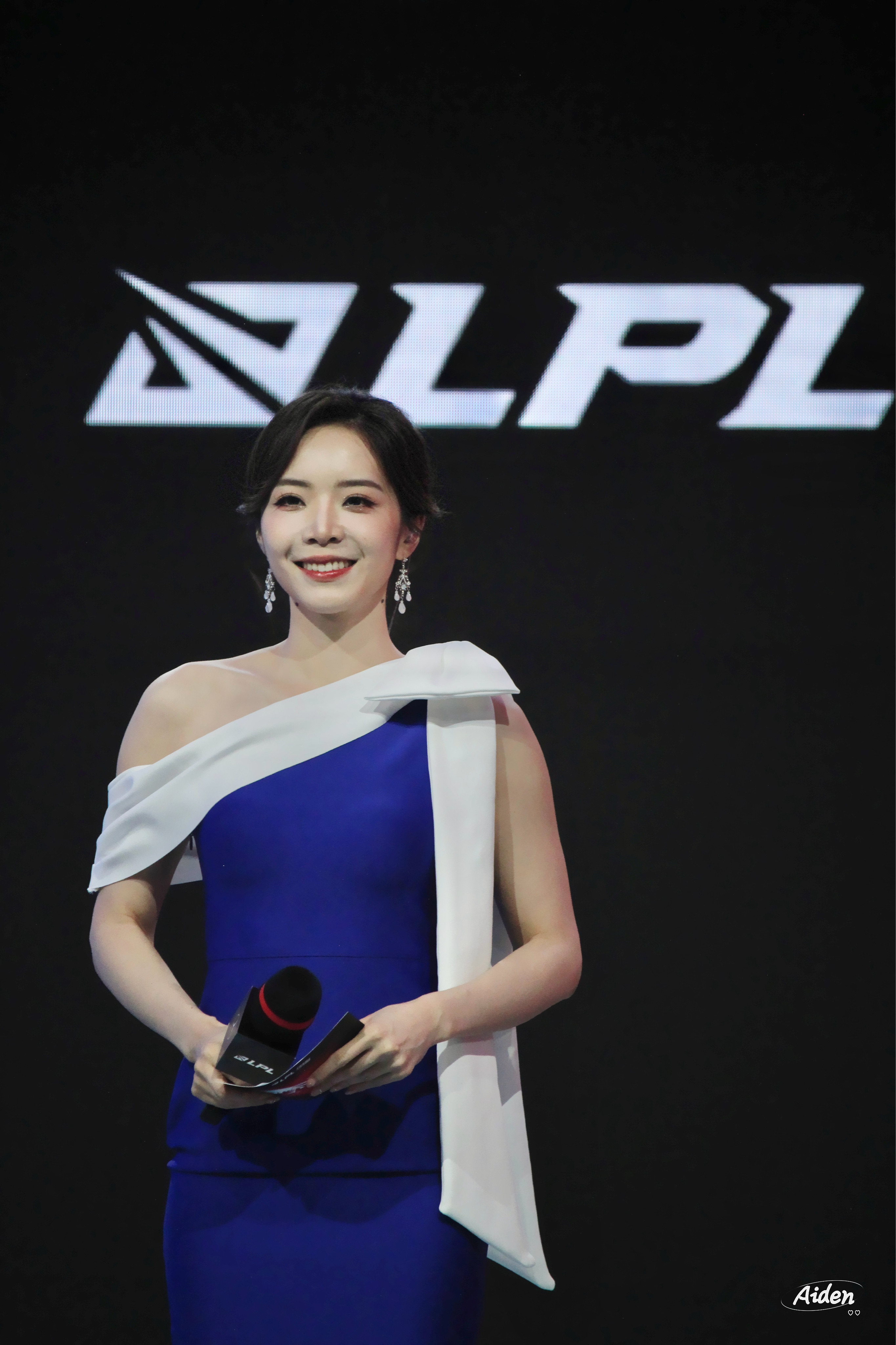 LPL主持人余霜干练优雅风lpl