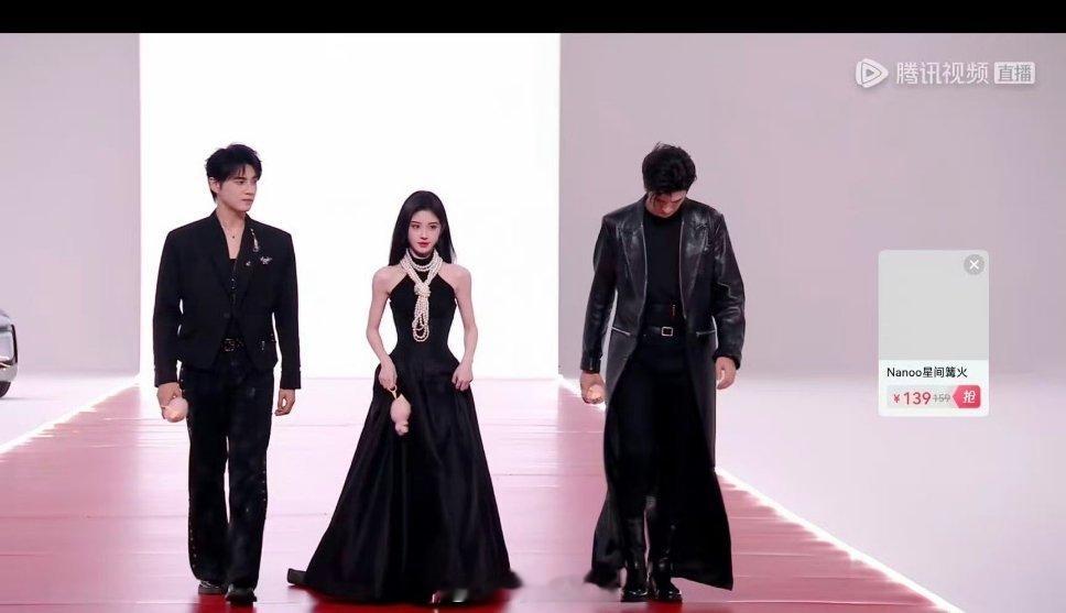 脸很美，就一到全身镜头就垮掉…太瘦了，肩膀到手臂的比例不协调了