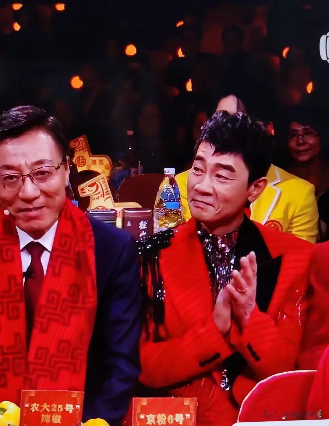 谁能想到？舞台上拽得二五八万的“山鸡哥”，看个粮食新闻差点看哭了！🤣春