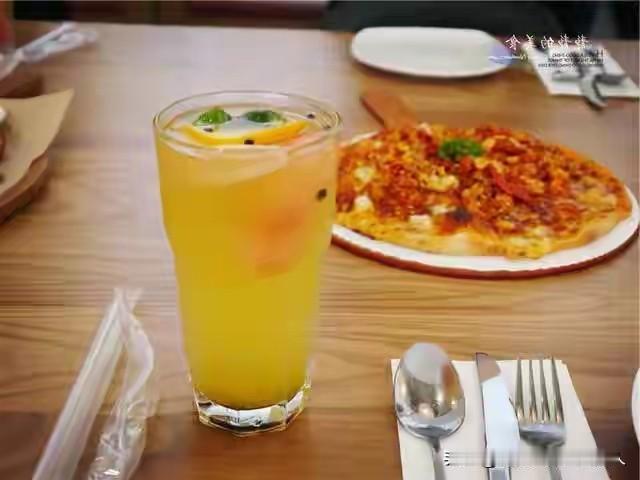 在超市里3块钱一瓶的果粒橙，加上冰块以后在必胜客卖19块一杯，这利润率吓人。