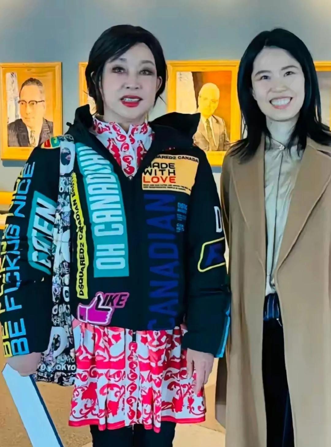天呐，75岁的刘晓庆依旧衣着花哨，甚至穿着少女装；依旧浓妆艳抹，眼睛涂抹成'熊猫
