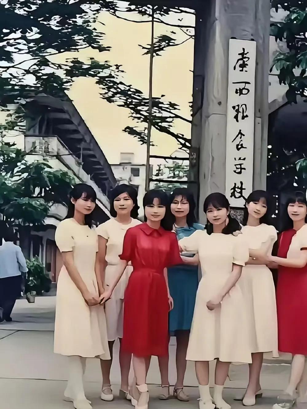 这是八十年代一群同班中专女生在学校门前留下的一张毕业合照。八十年代的中专文凭，