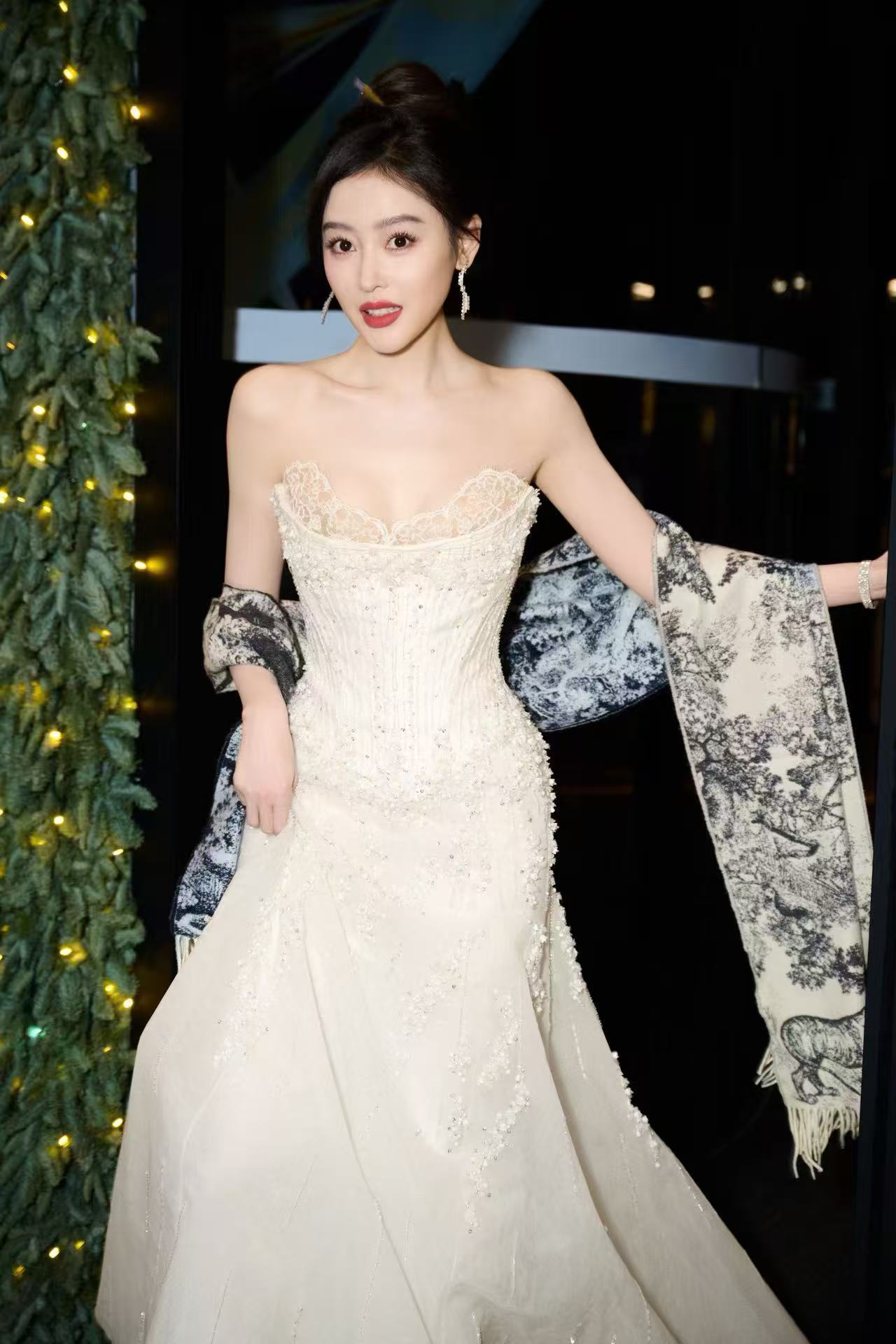 张天爱生图状态绝了生图比精修更绝！张天爱30+状态依旧能打，骨相优越轮廓紧致，举