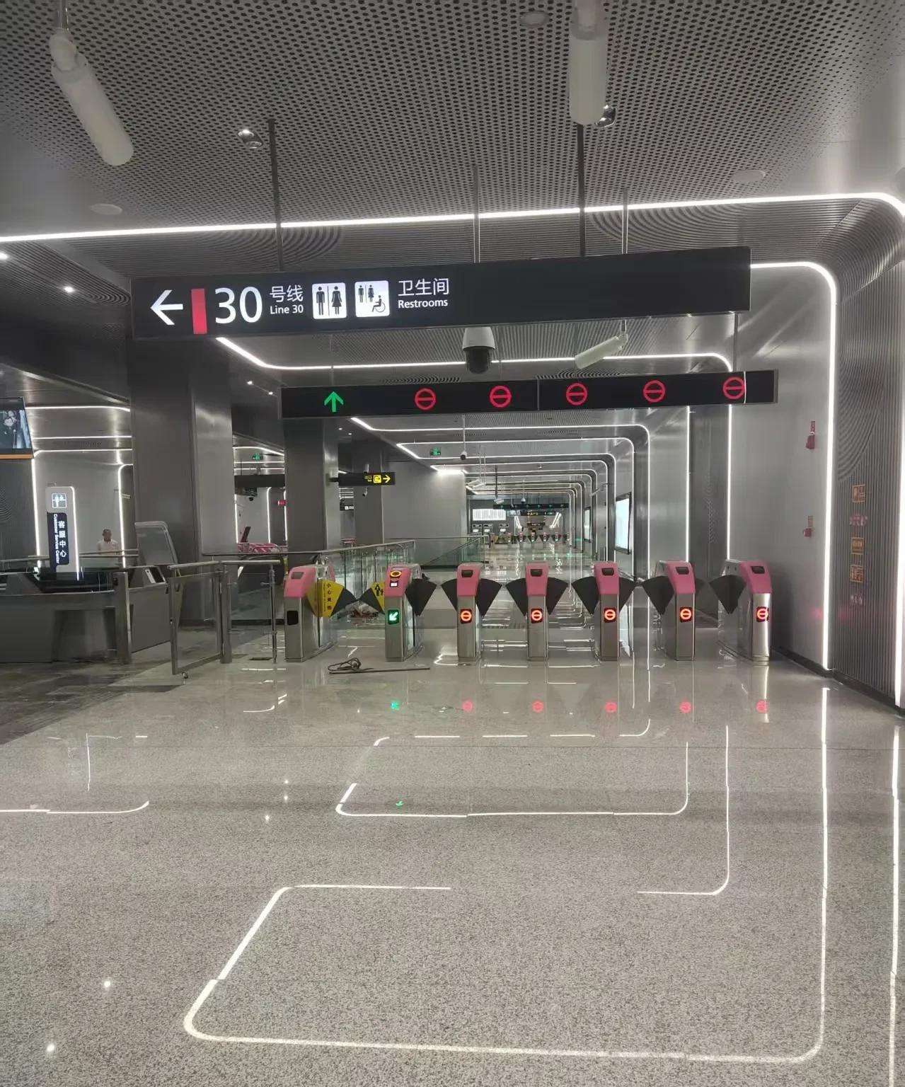 成都地铁30号线内部基本都已经装修好了，看这情况估计距离正式开通不会太久了。成都