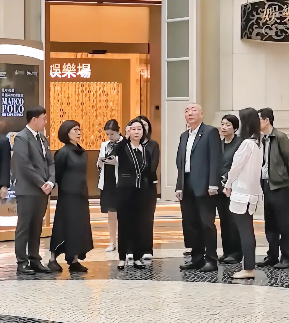 澳门美高梅现场偶遇何超琼，没有华丽装扮，举手投足之间，那份从容大气的气场藏不住。