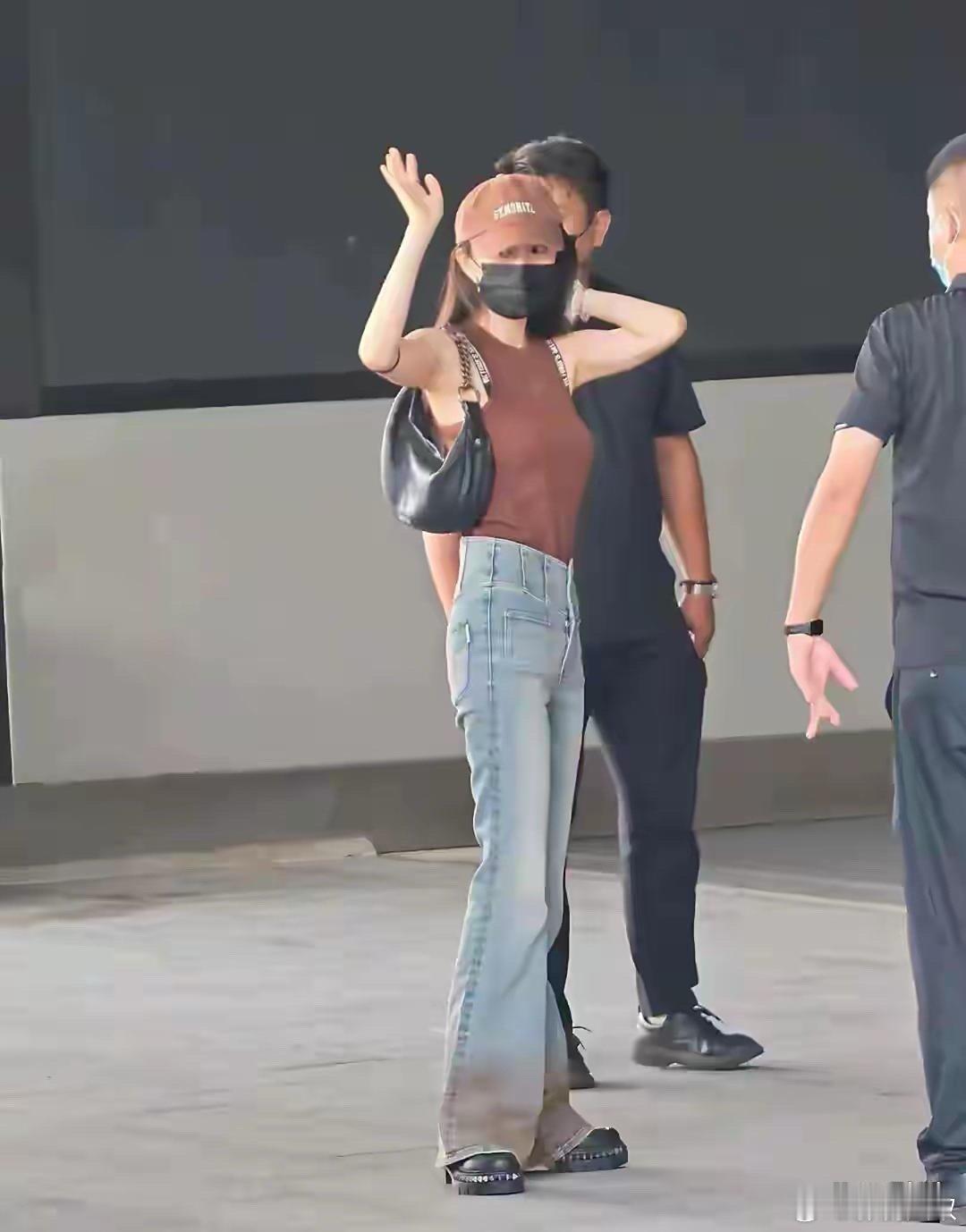 杨幂这身材比例也太绝了吧！大腿长直接溢出屏幕，美出圈了！​​​