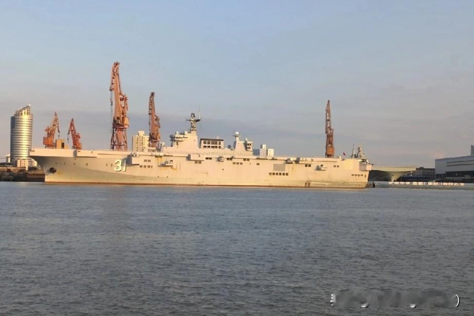 海南舰抵达沪东码头的停靠位置选得相当有意思，紧邻“中达79”且贴近组合式电磁弹射