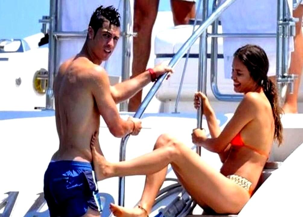 世界上最顶级的阿尔法男，在那个女人面前，原来也会秒变“小奶狗”。当年C罗带着伊