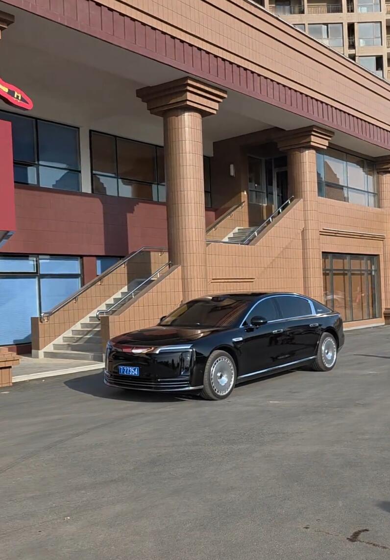 平壤街头惊现尊界S800，智驾不知道在当地有没有效果，车牌竟然还是727开头，这