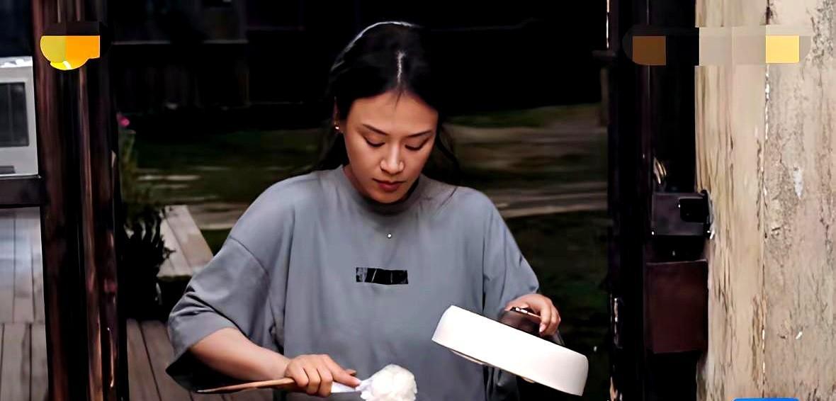 她不敢吃晚饭，怕胖，怕被说“不自律”。可她已经三个月没来月经了。这不是个例。