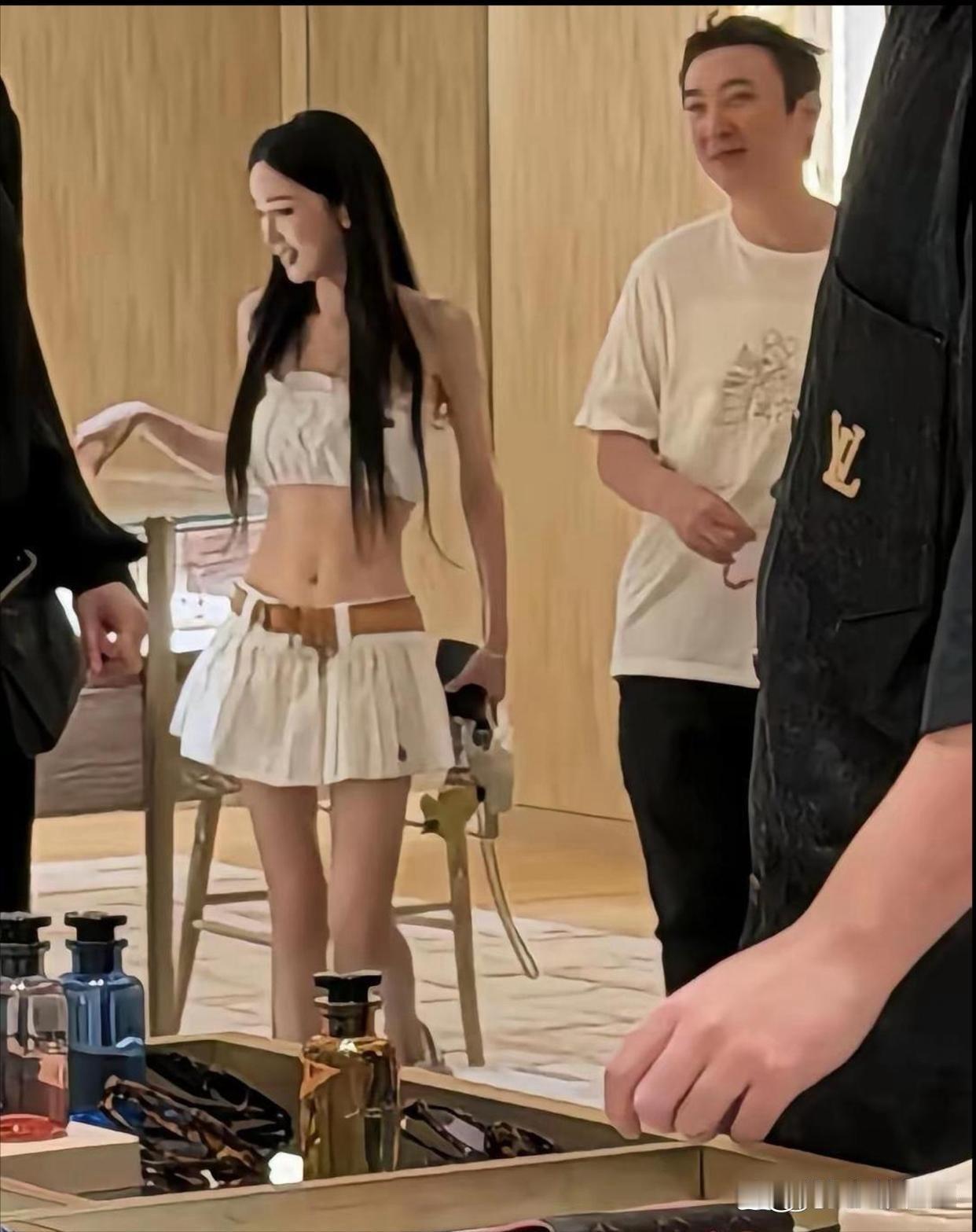 王思聪新女友看着气色很差，浑身没精神，但身材是真绝。​​​