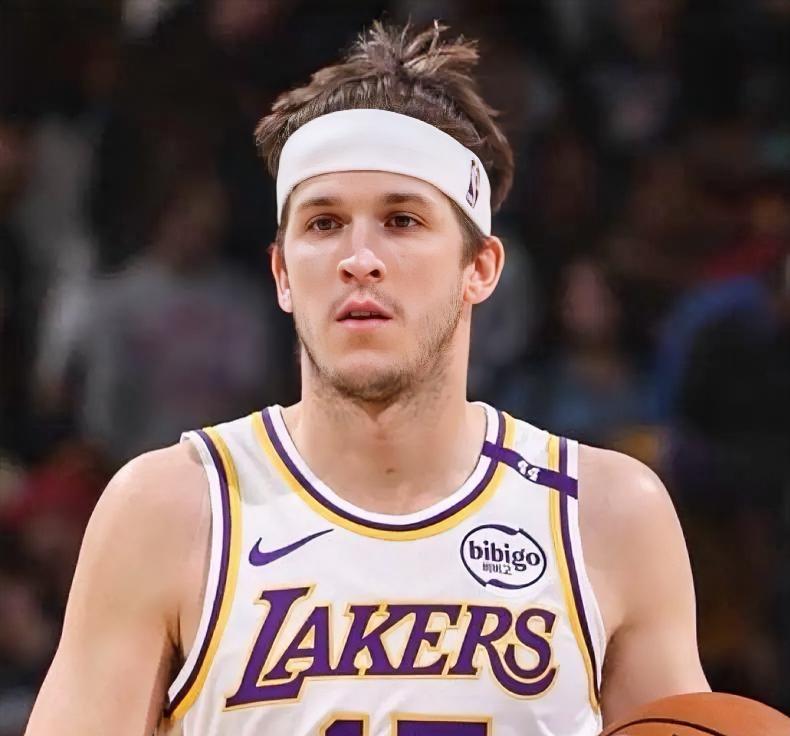 里弗斯真不应该复出！在今天湖人主场迎战火箭的首轮G5中，目前湖人半场47：51落