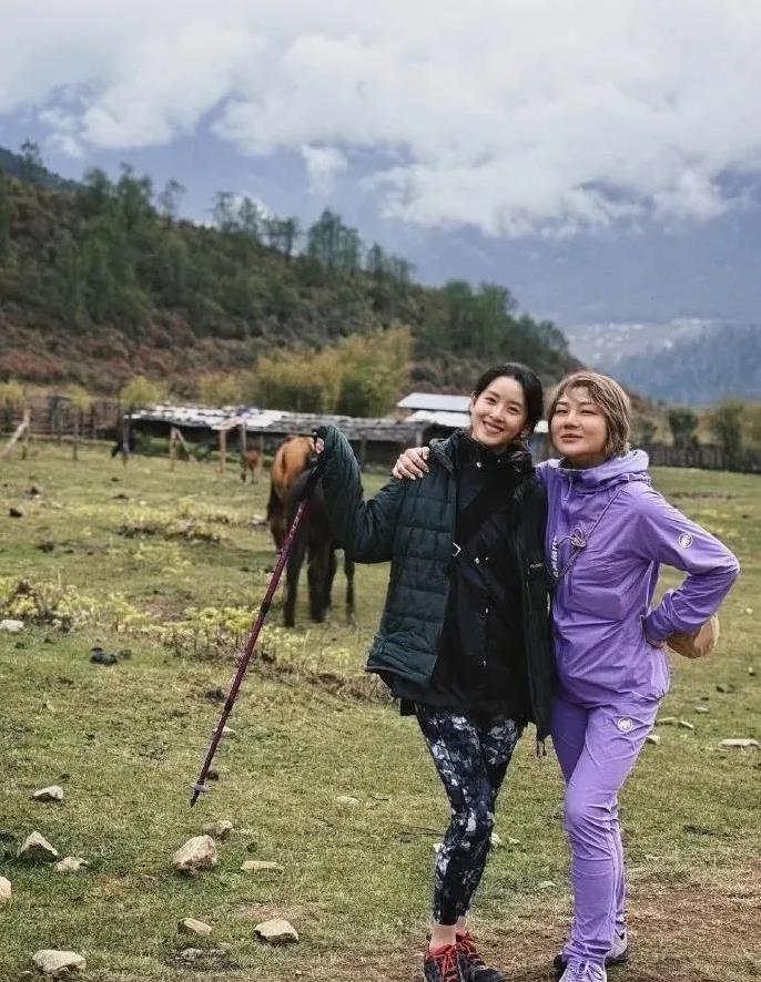 杨天真与章泽天近曰在不丹徒步旅行，合照中，杨天真一身紫色运动装备，看上去
