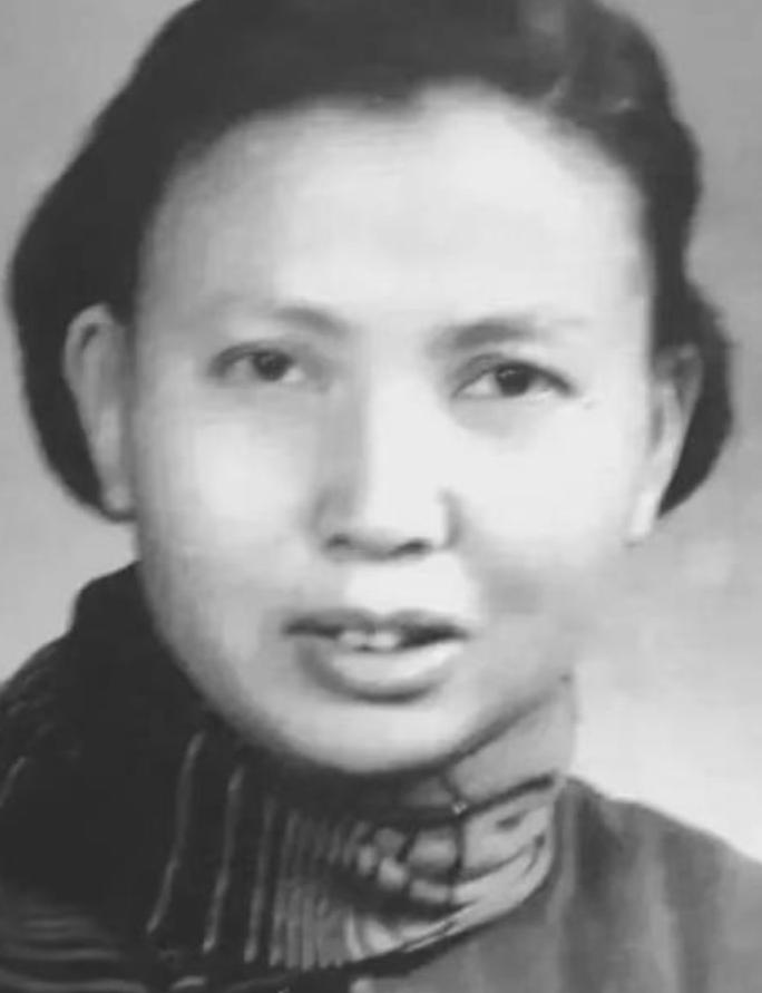 1941年，“双枪女战士”莫林被日军抓捕，莫林心想：“大不了一死！”然而，日军竟