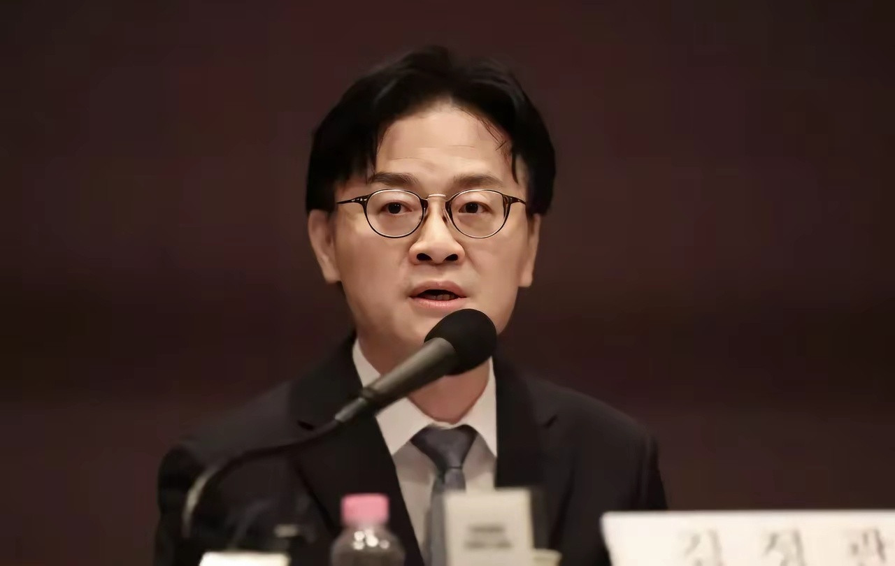 韩国产业通商资源部长官金正官说，在讨论每周52小时工作制的问题时，“必须与韩国最