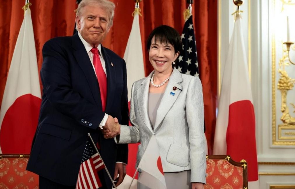 为了讨好特朗普，高市早苗毫无底线可言，日本网友集体破防了特朗普刚一到日本，就受