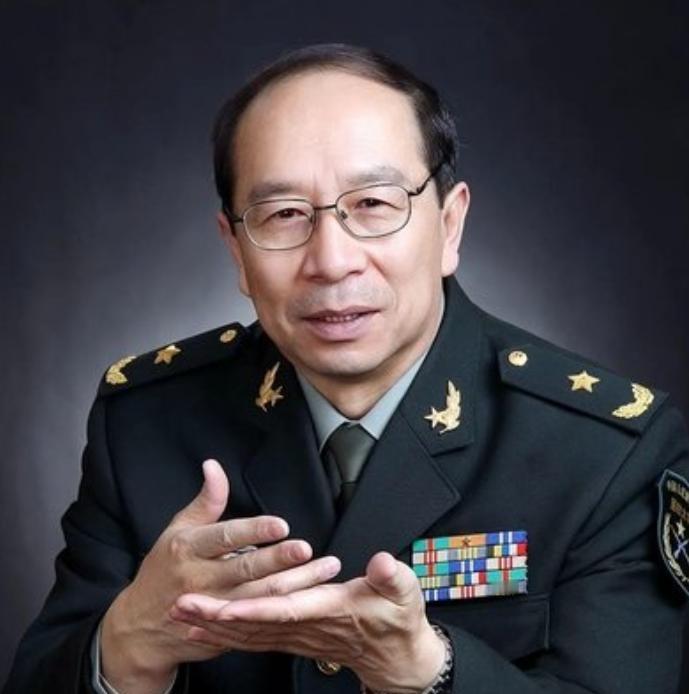 有记者曾问金一南：为什么英国宁愿归还富得流油的香港，却为了一座八千英里外的马岛，
