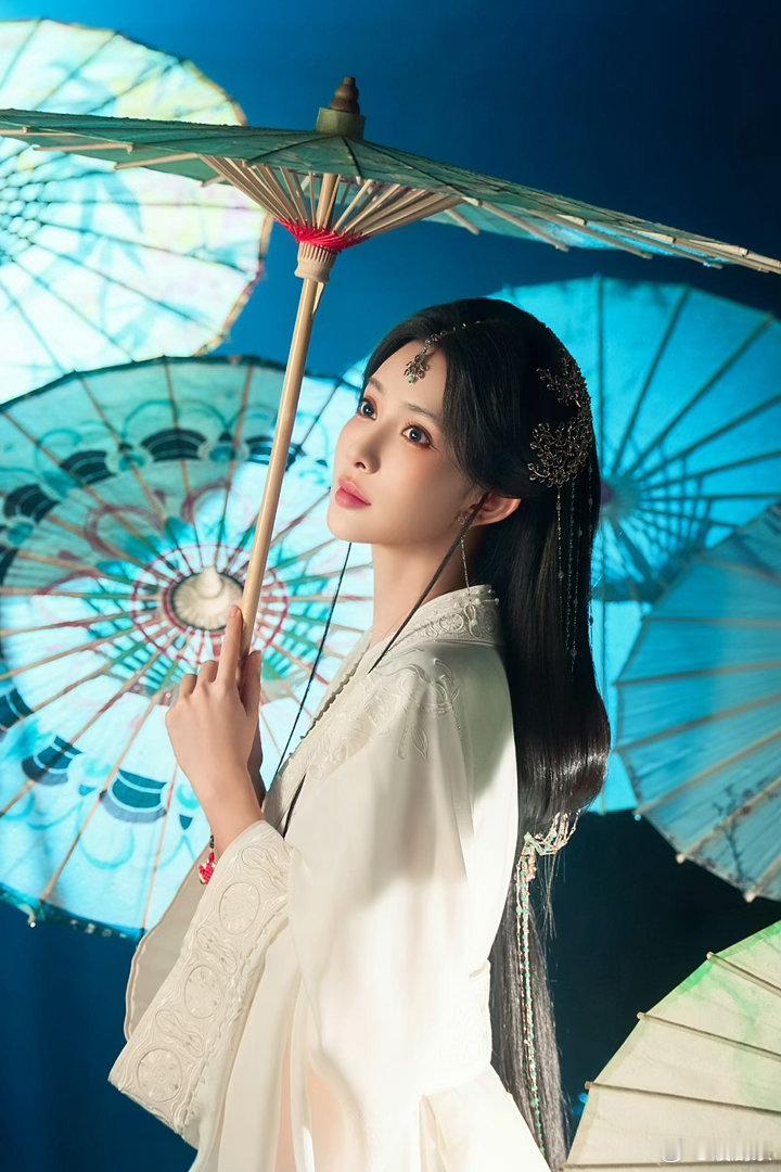 孟子义片场温柔指导小演员孟子义对小朋友都这么温柔性格真的很好，怪不得她圈内朋友
