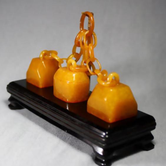 1950年，正在接受改造的溥仪听说中国要出兵援助朝鲜，突然找到看守，撕开自己的棉