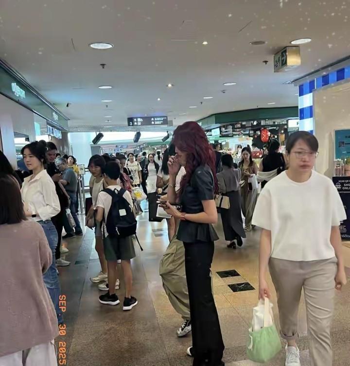蔡少芬顶“火龙果头”炸街，张晋甘当陪衬！52岁状态惊呆网友：她偷了防腐剂？哈哈