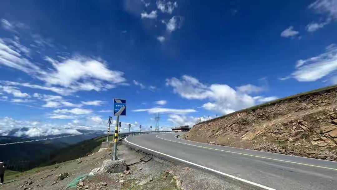 318川藏线，真不是“开着轿车、哼着歌”就能轻松拿捏了的。早上7点钟出发，等到