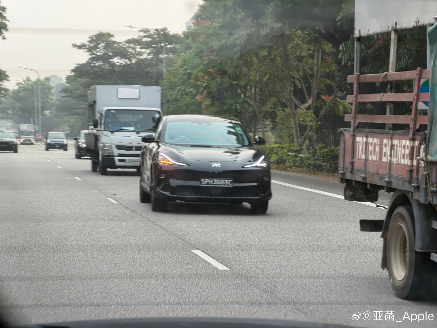 去酒店路上偶遇了智己LS6黑色牌照和黑色车身很搭！这次住的是新加坡瑞吉酒店，真的要吹爆这个房间面积，